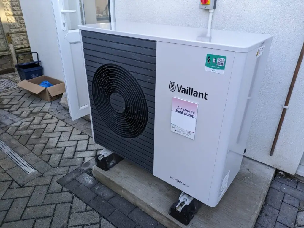 Luft-Wärmepumpe am Haus