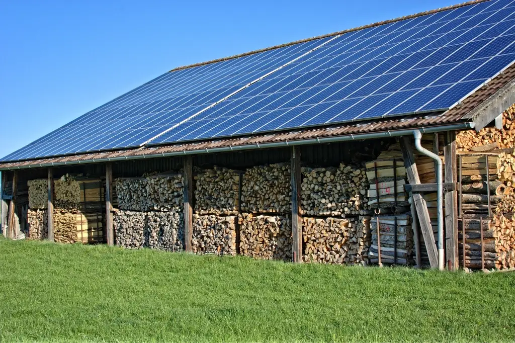 Solaranlage auf Hausdach regenerative Energie